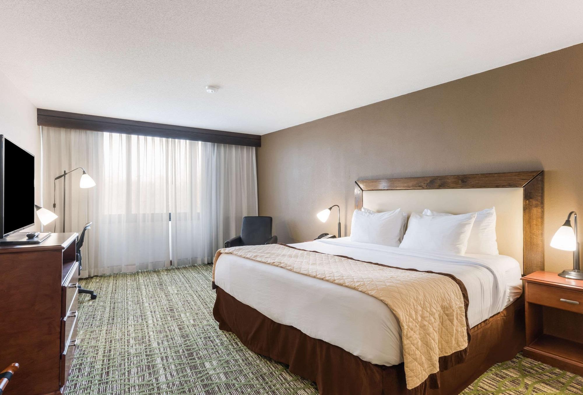 Clarion Hotel & Suites Mount Laurel Ngoại thất bức ảnh